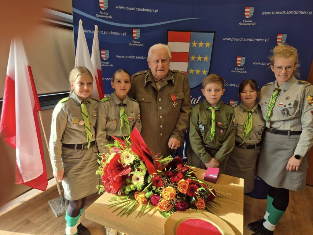 Harcerze z Panem Kazimierzem Morgasiem